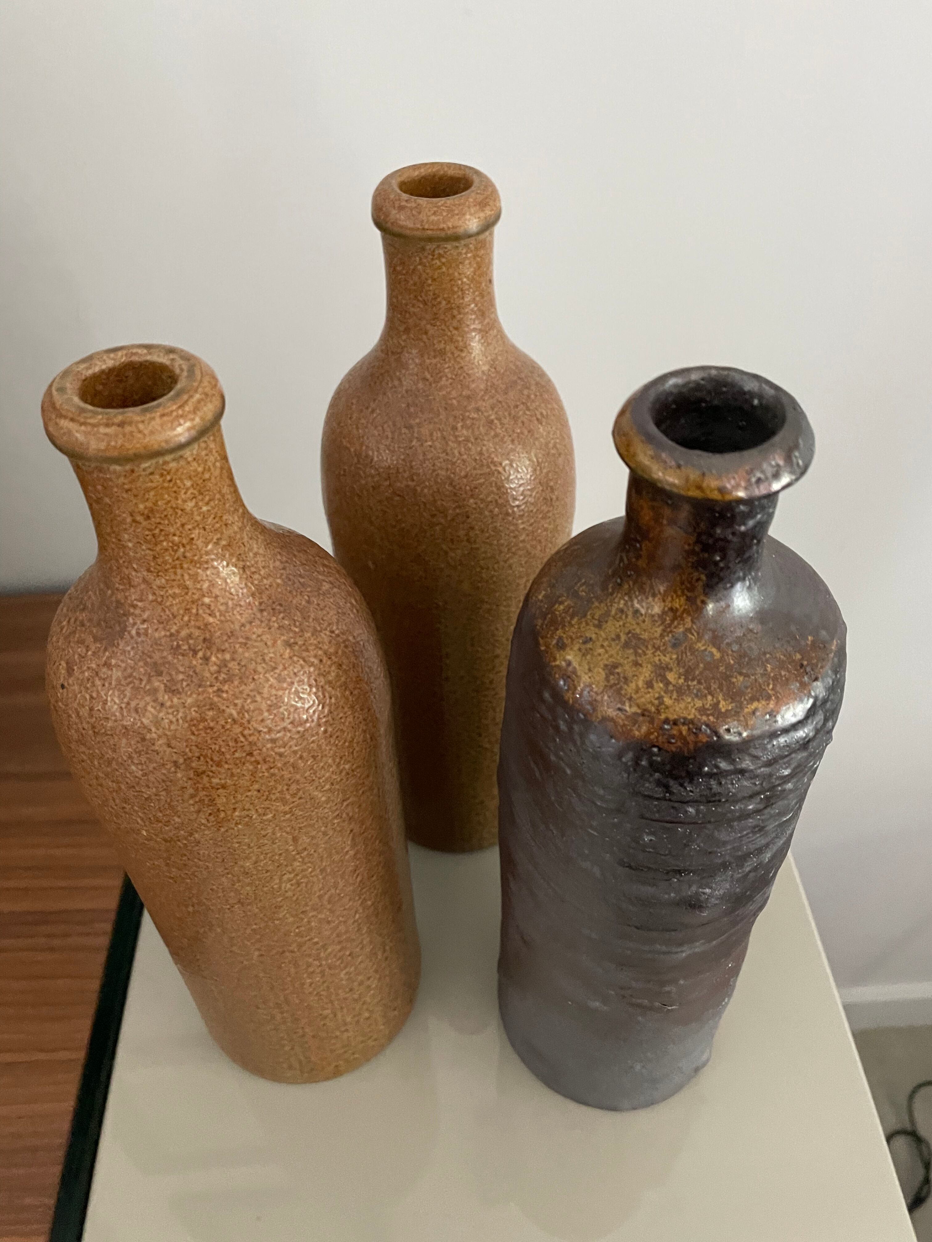 Lot de trois bouteilles en grès