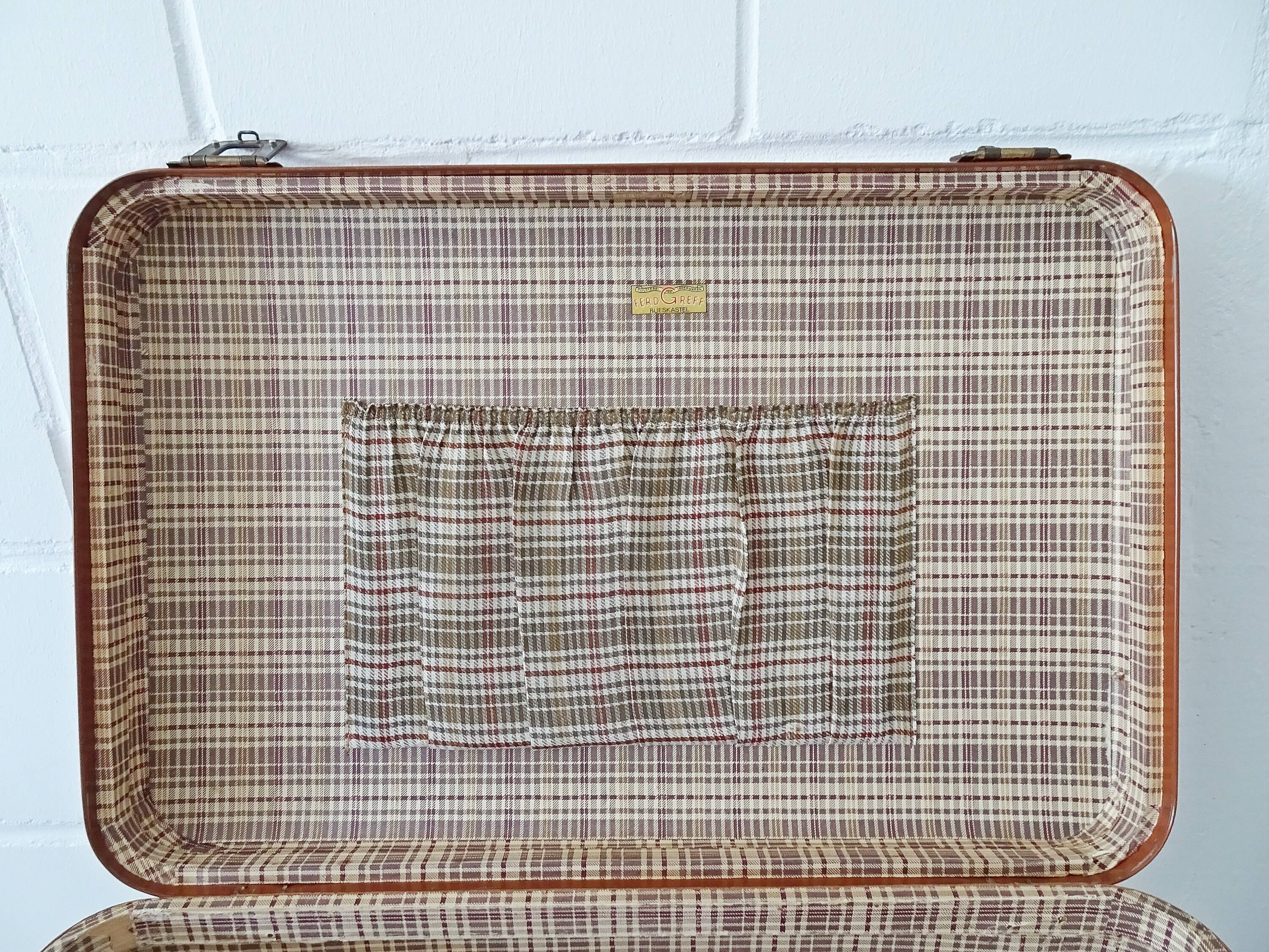 Valise de couleur cognac, valise dure