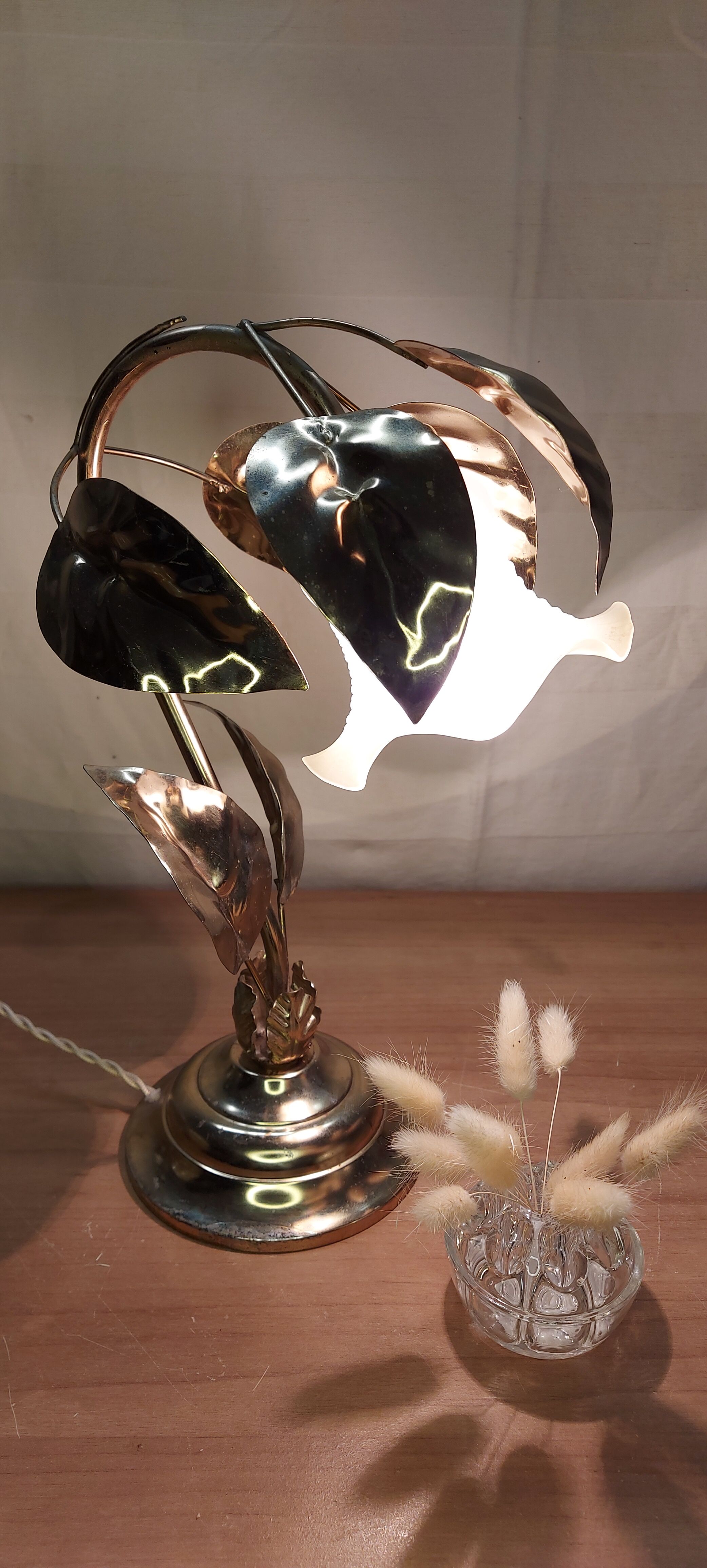 Gold metal flower lamp