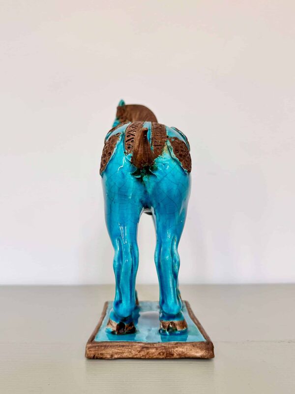 Sculpture d’un cheval Tang en faïence bleue turquoise