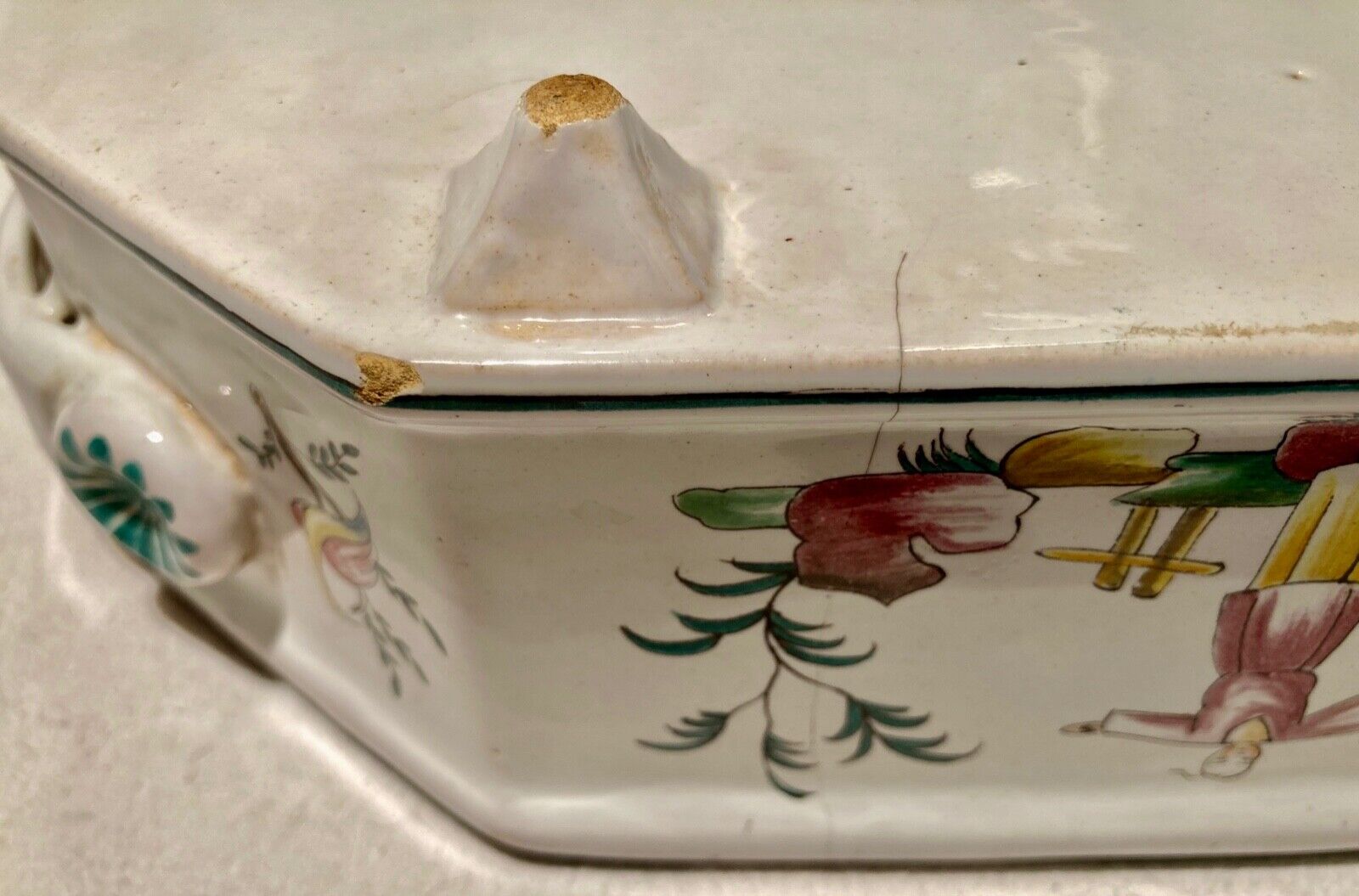 Midtable XVIIIth century decoration to the chinese faience de marseille signed vp for veuve perrin