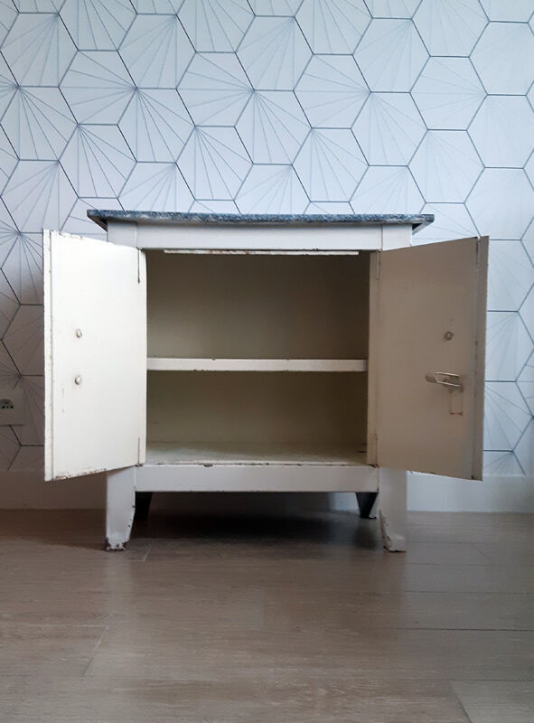 Meuble en tôle émaillée vintage