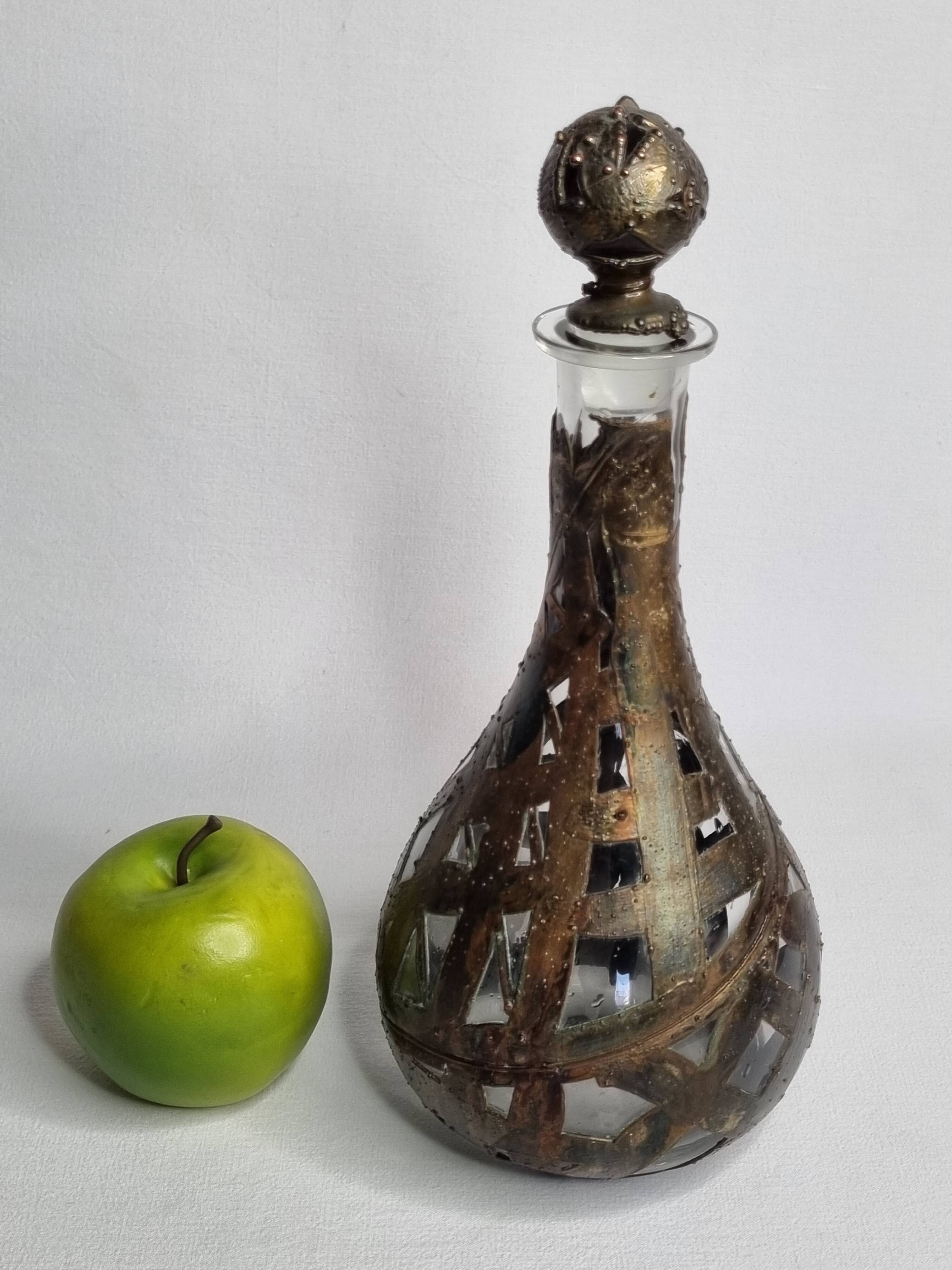 Carafe artisanale en verre soufflé et cuivre patiné décor brutaliste 90 cm