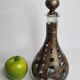 Carafe artisanale en verre soufflé et cuivre patiné décor brutaliste 90 cm