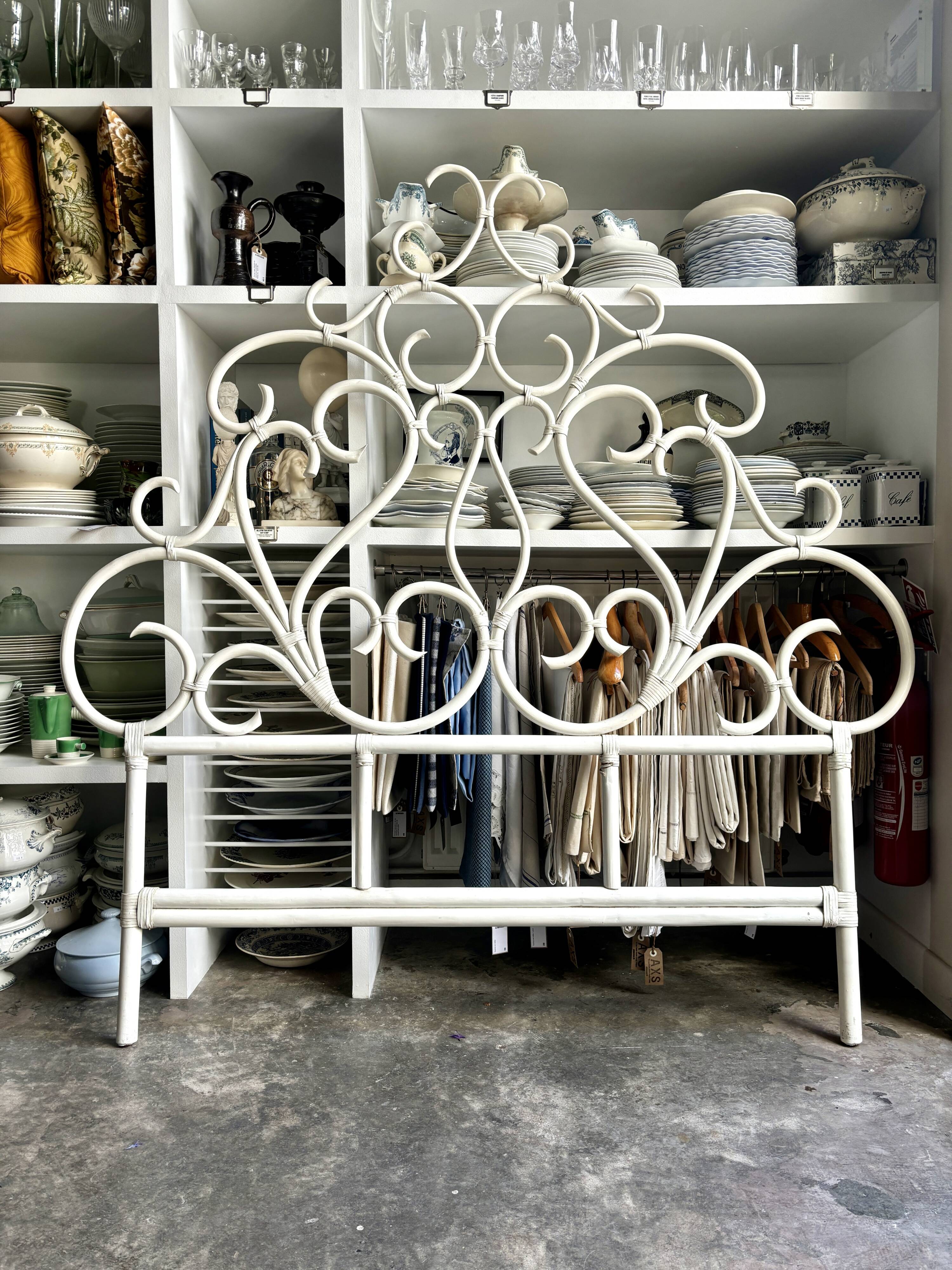 Tête de lit en bois cintré blanc