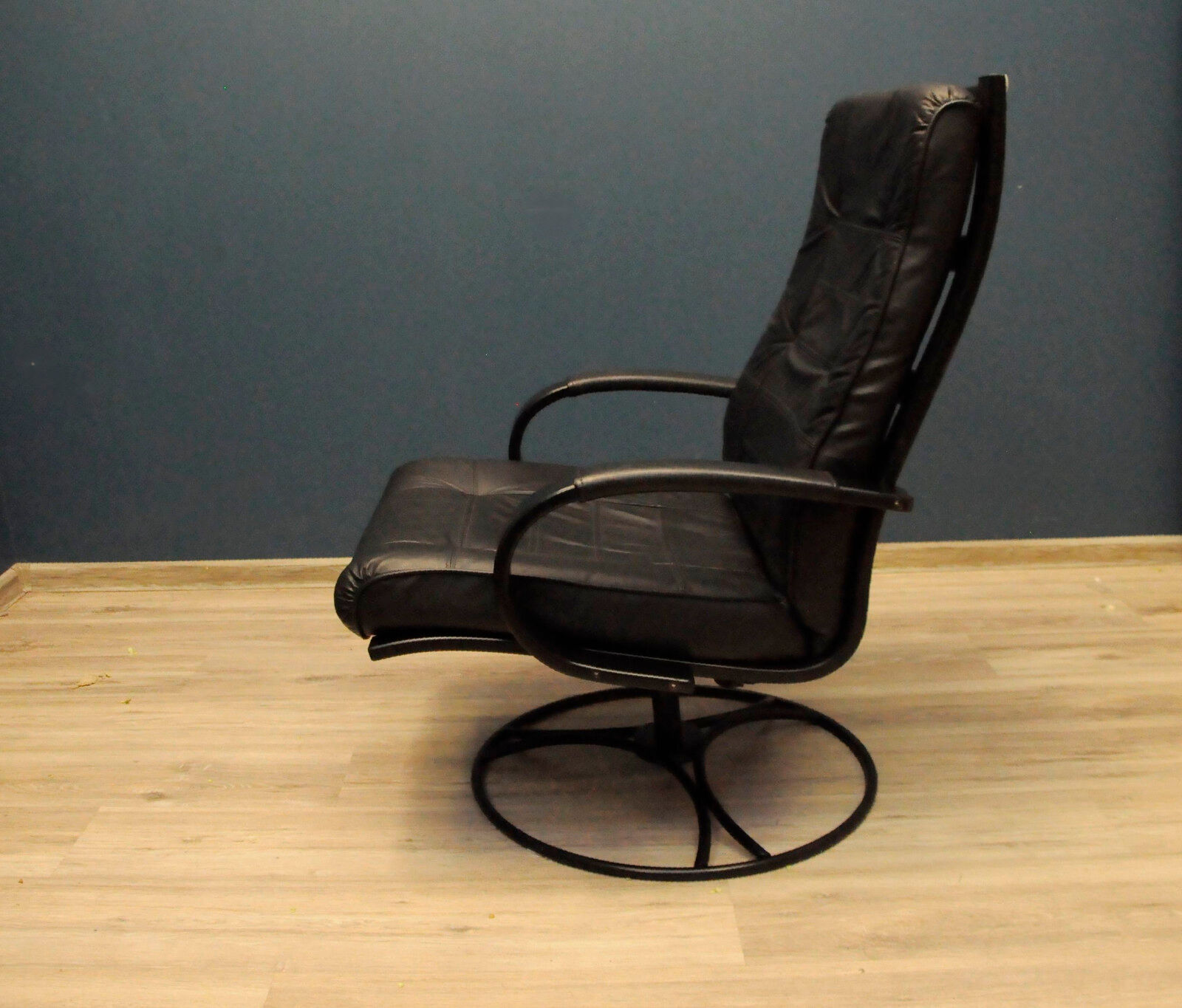 Modern armchair in black leather Gota Mobler