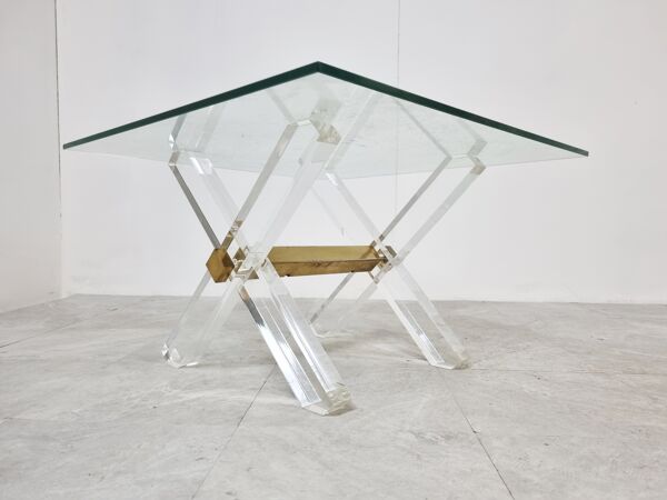 Table basse en laiton et lucite, années 1970