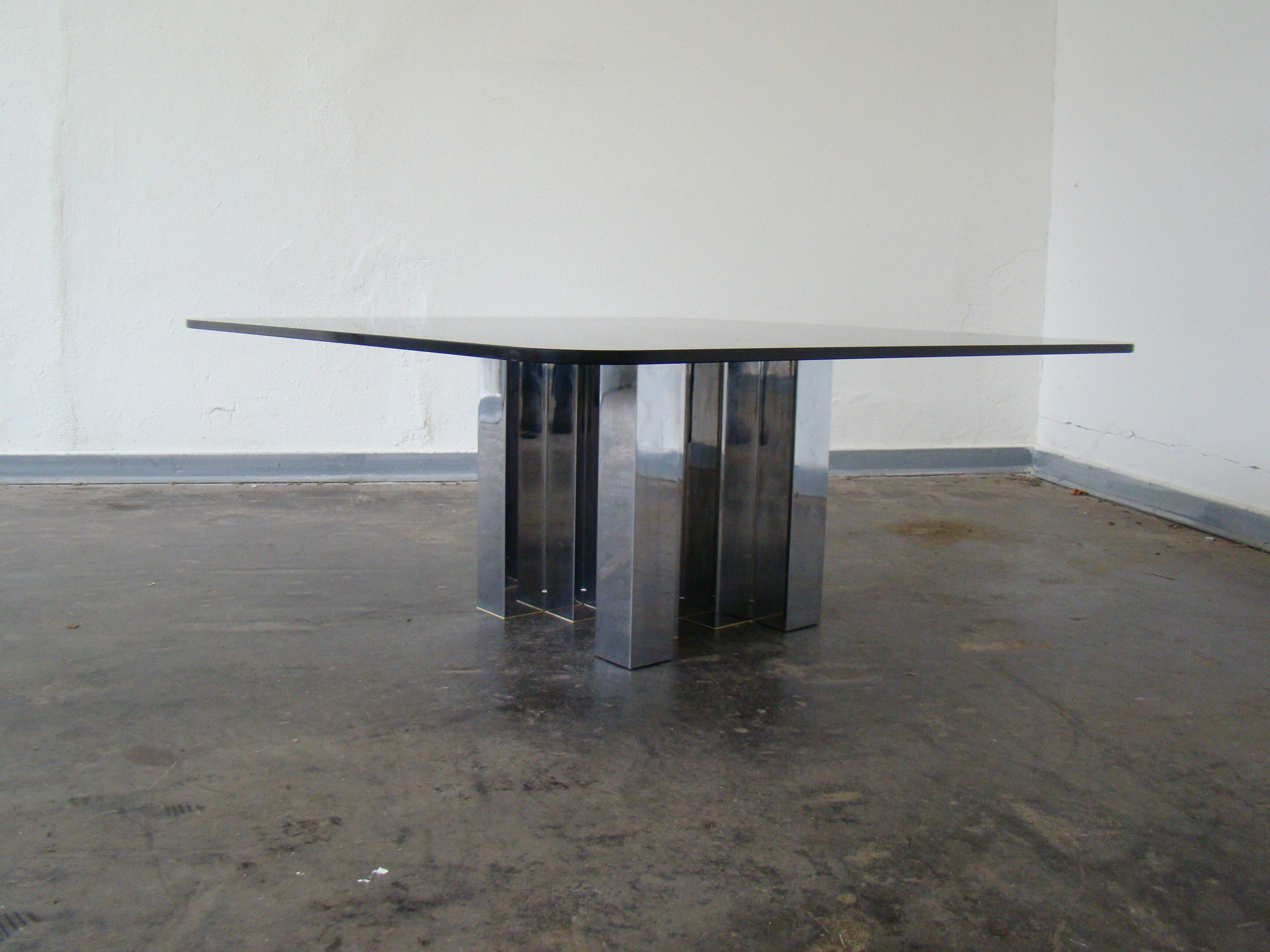Table basse en verre fumé et chrome 1970