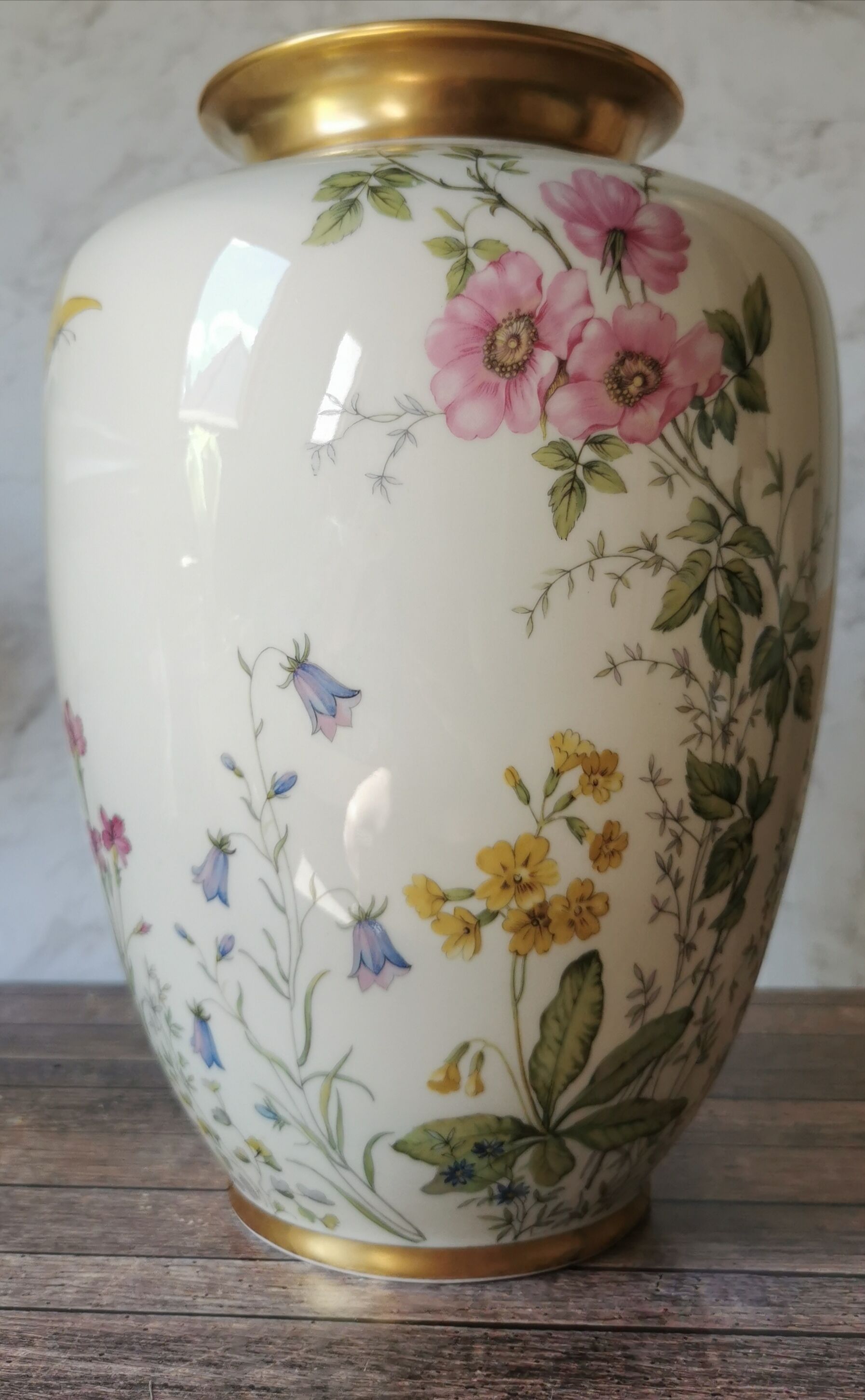 Porcelain vase flowers Wiesengrund und Bergeshöh'n
