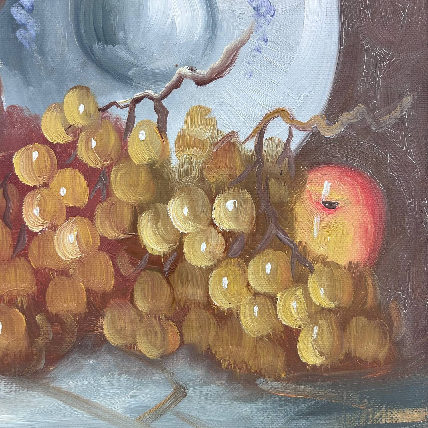 Flat board and grapes