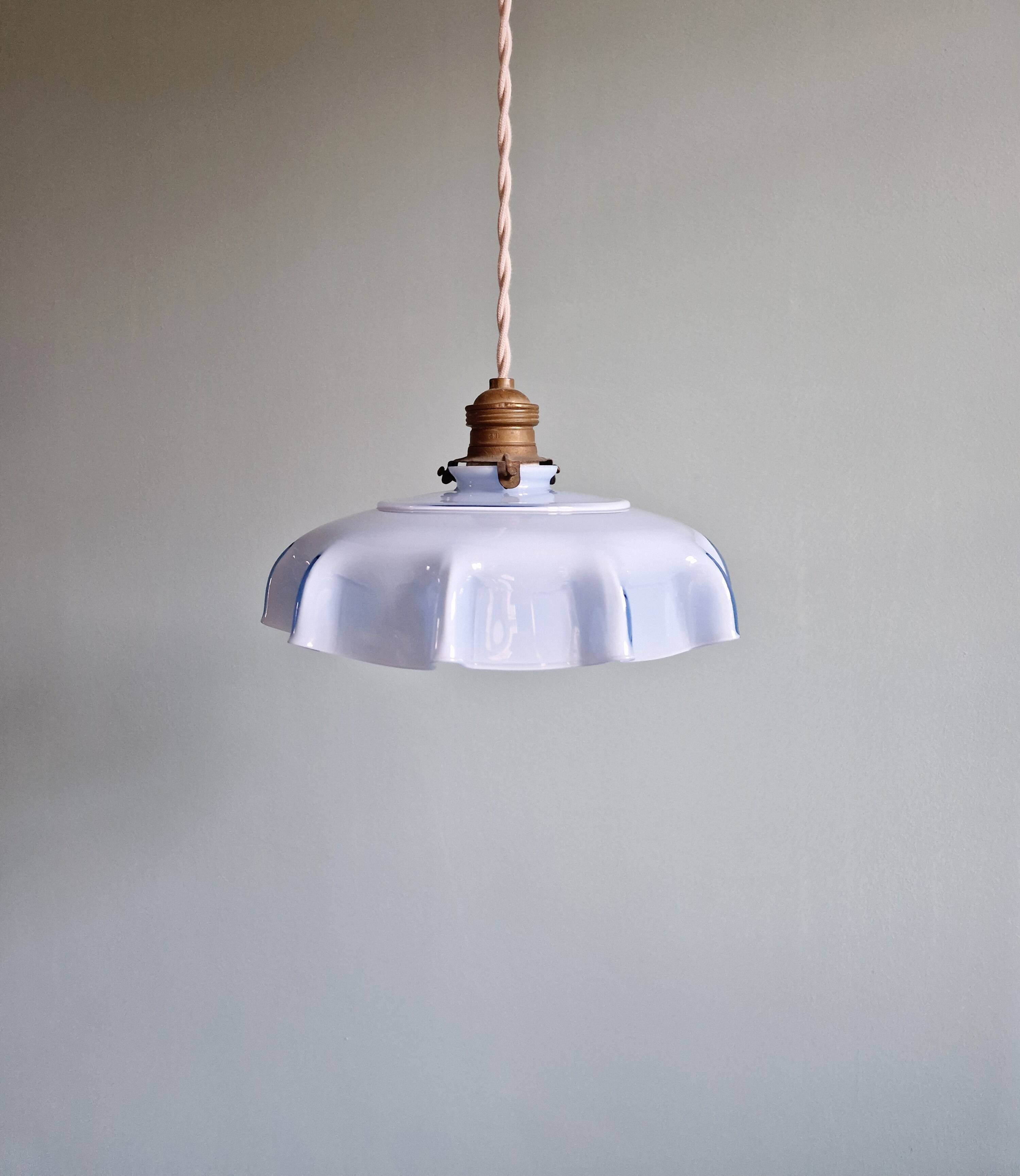 Suspension Art Déco en verre opaline mauve festonné, années 1920-30