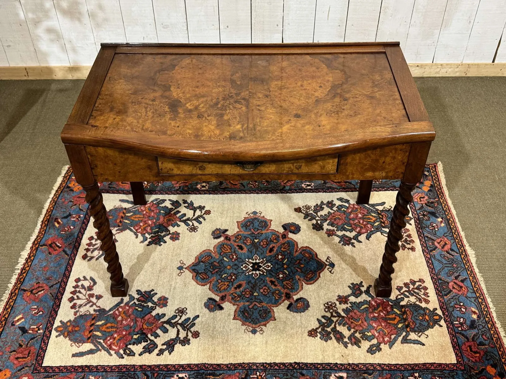 English desk table in walnut burl from the early 20th century.