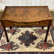 English desk table in walnut burl from the early 20th century.