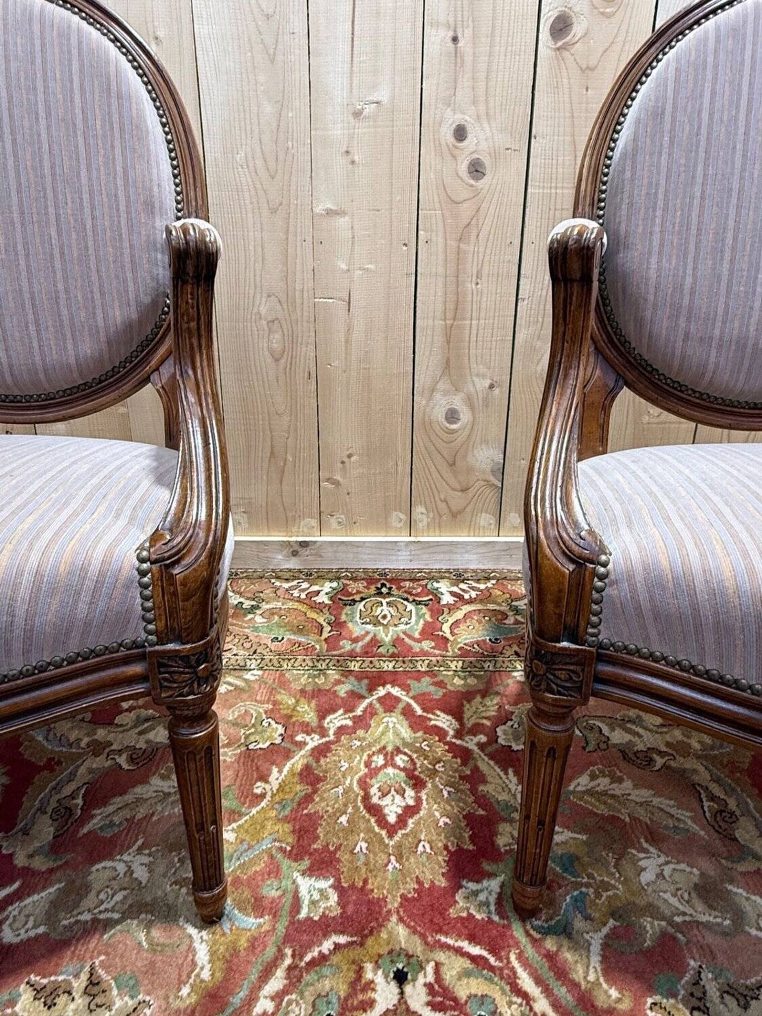 Paire de fauteuils cabriolets Louis XVI dossier médaillon