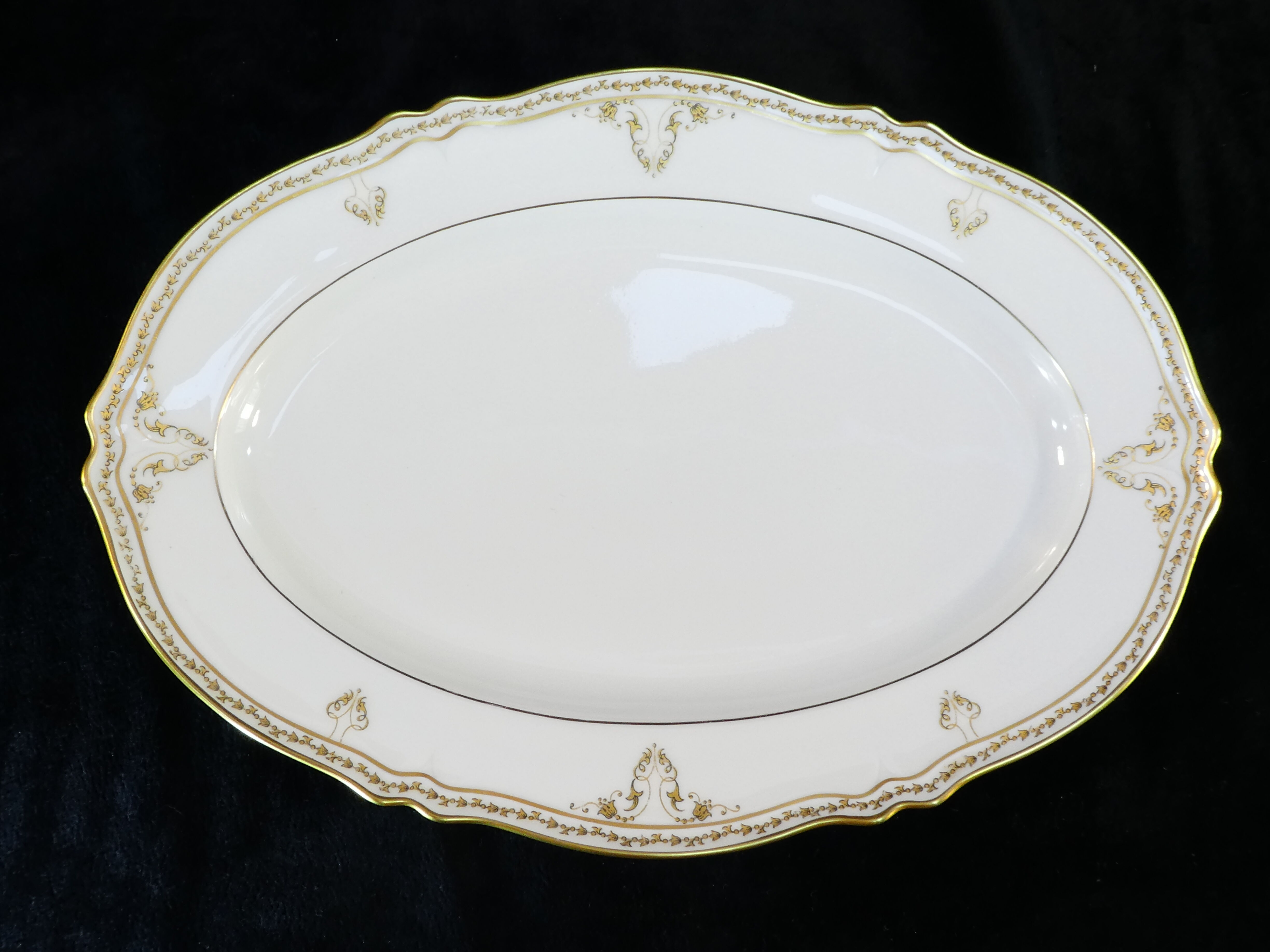 Oval dish in handmade porcelain of LIMOGES GIRAUD