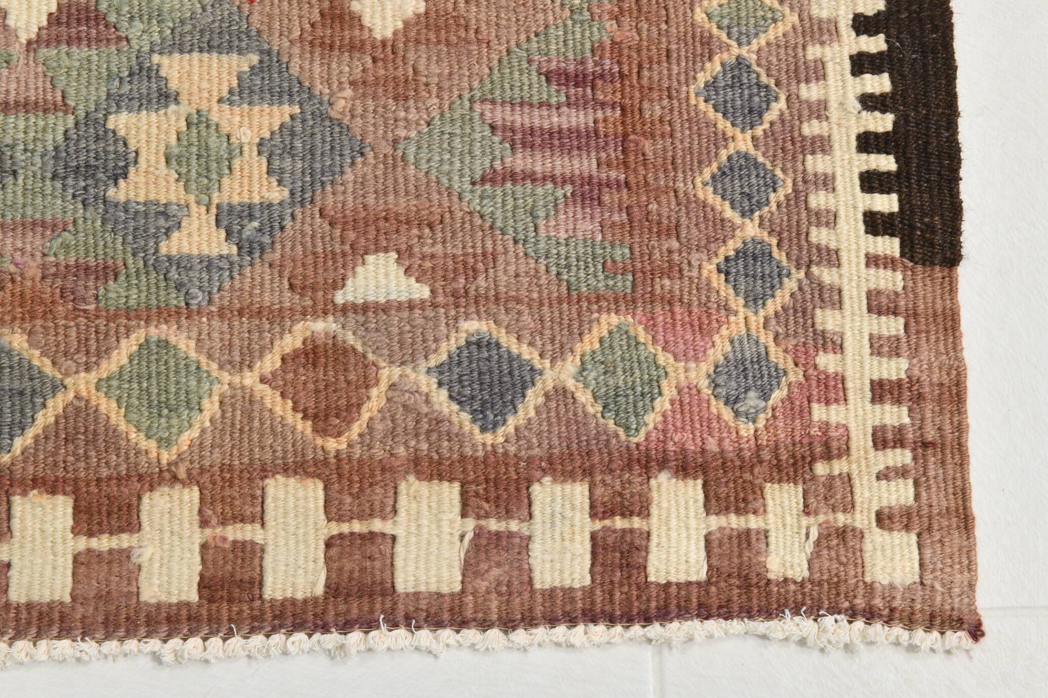 Tapis runner vintage kilim, tons rouges et beiges, motifs géométriques