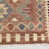 Tapis runner vintage kilim, tons rouges et beiges, motifs géométriques