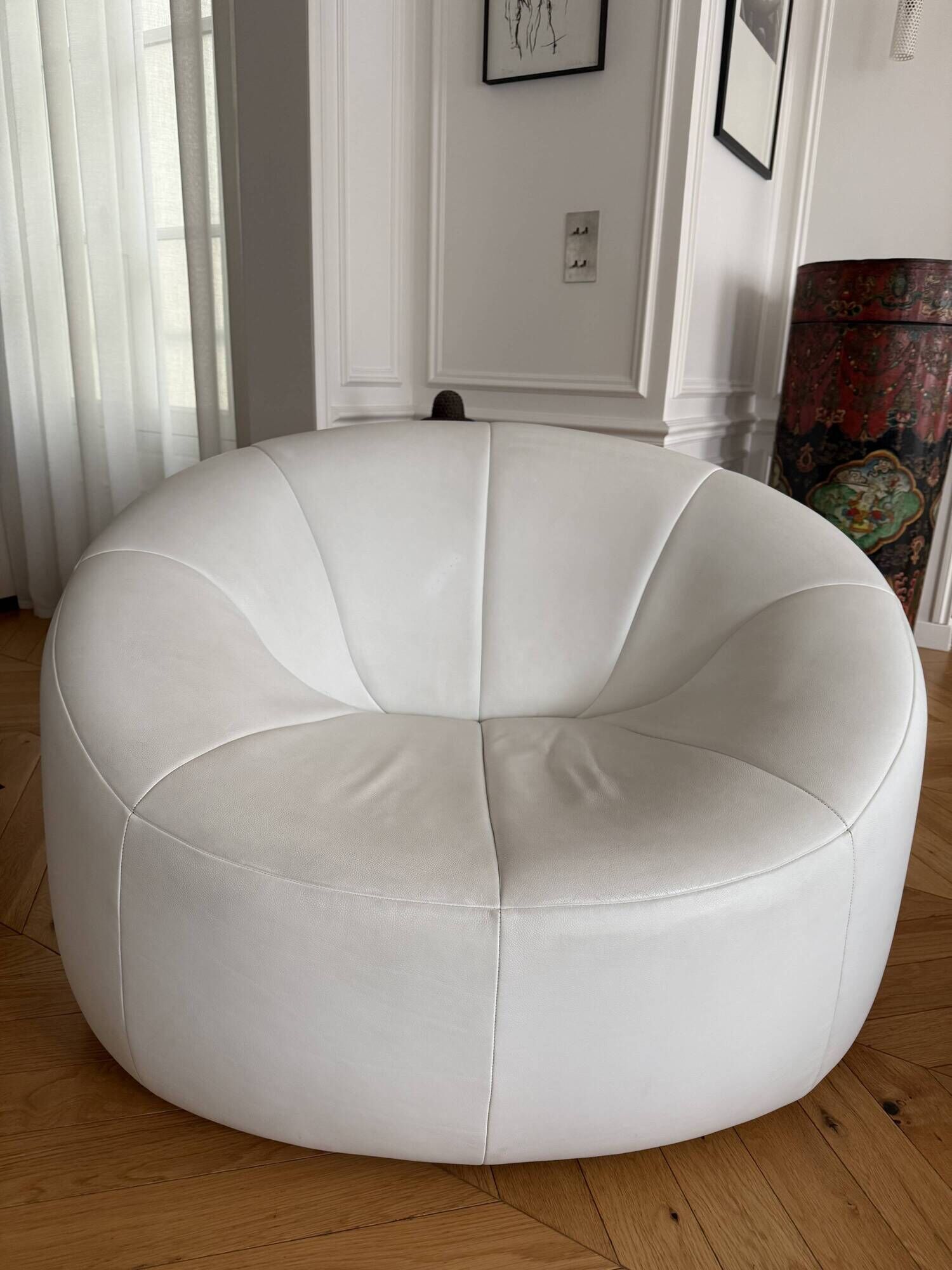 Very beautiful white leather armchair model Pumpkin by Pierre Paulin.