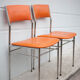 Paire de chaises métal chromé et skaï orange