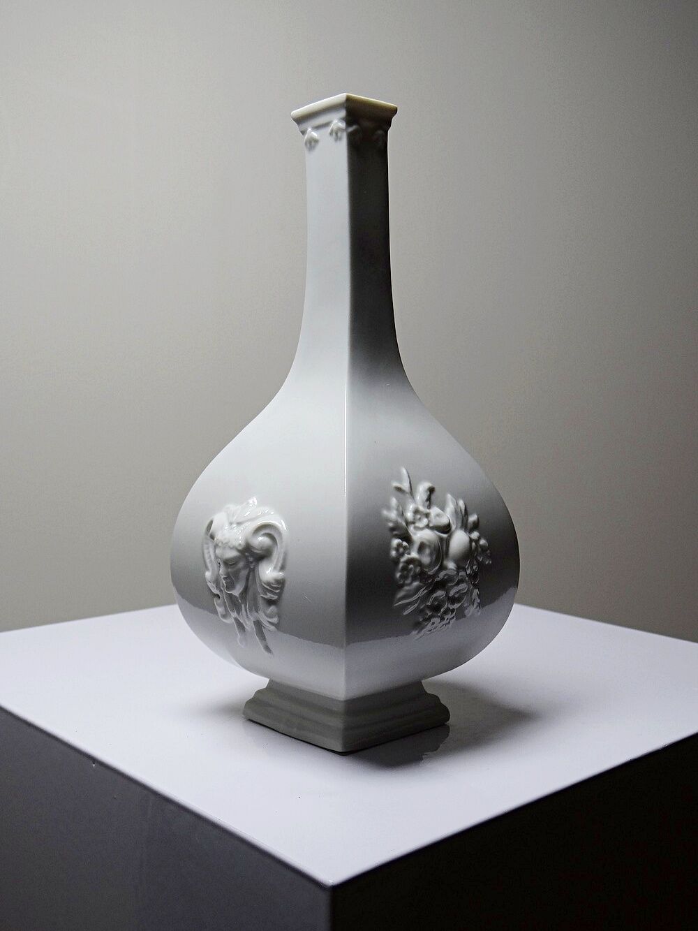 Small vase reproduction Meissen 1715-1720 by Sheffield & Haviland Limoges