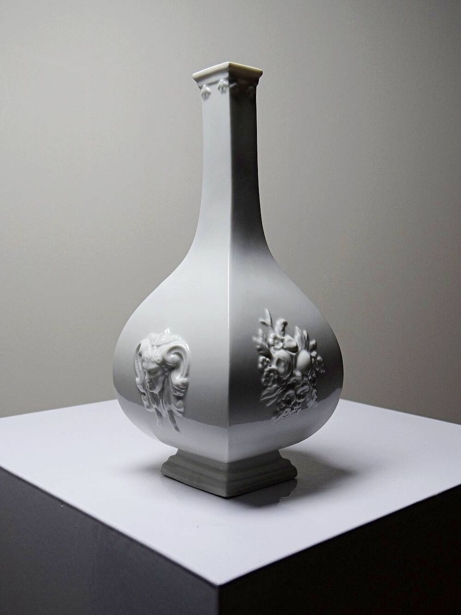 Small vase reproduction Meissen 1715-1720 by Sheffield & Haviland Limoges