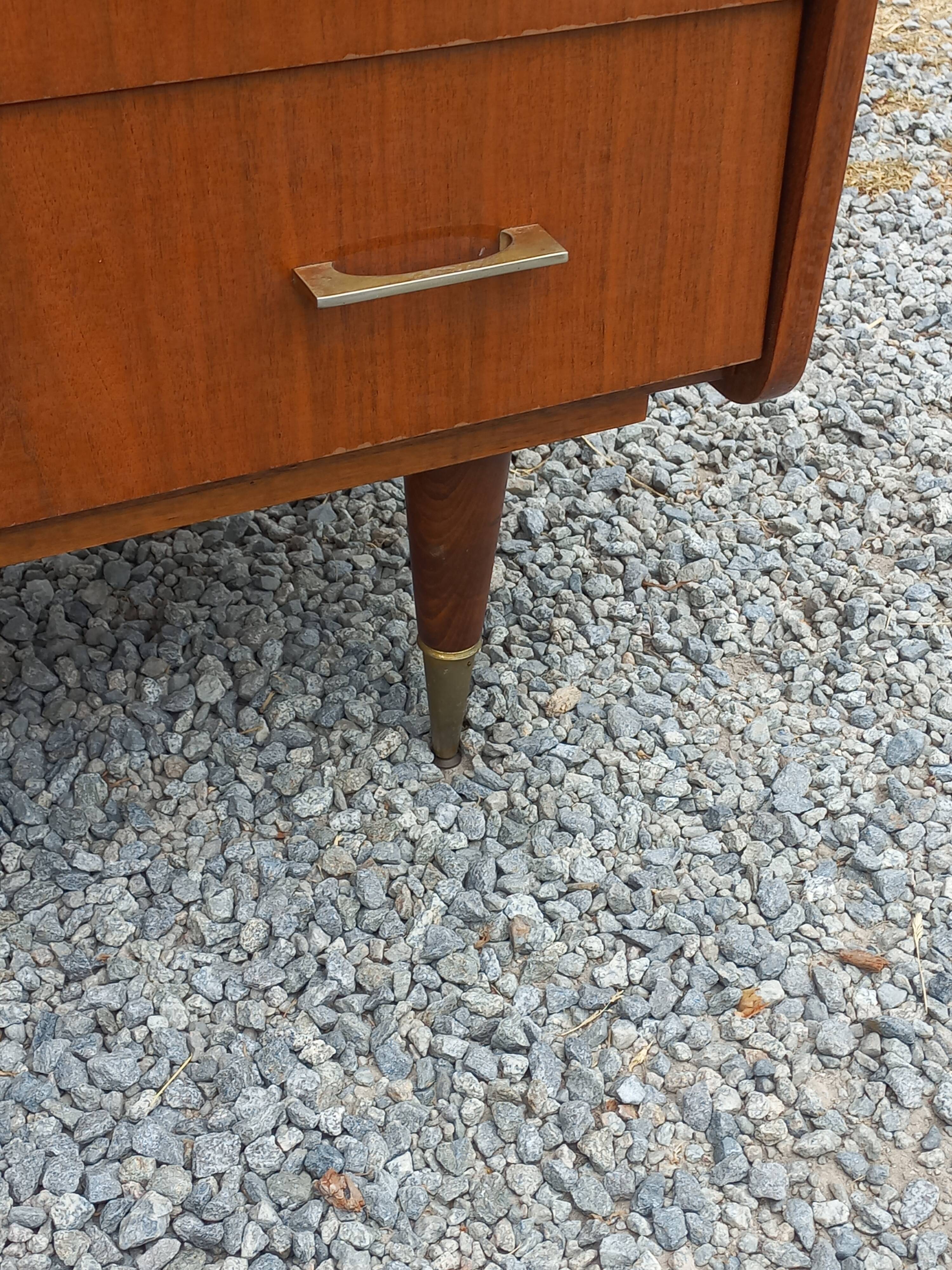 Vintage walnut varnished chest of drawers with 4 drawers from the 1960s.