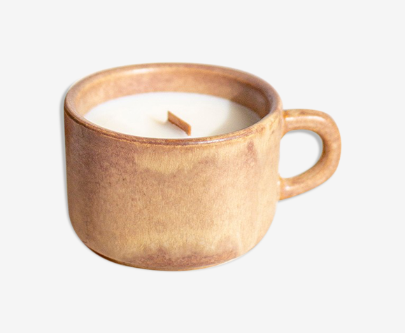 Bougie dans une tasse à café en grès