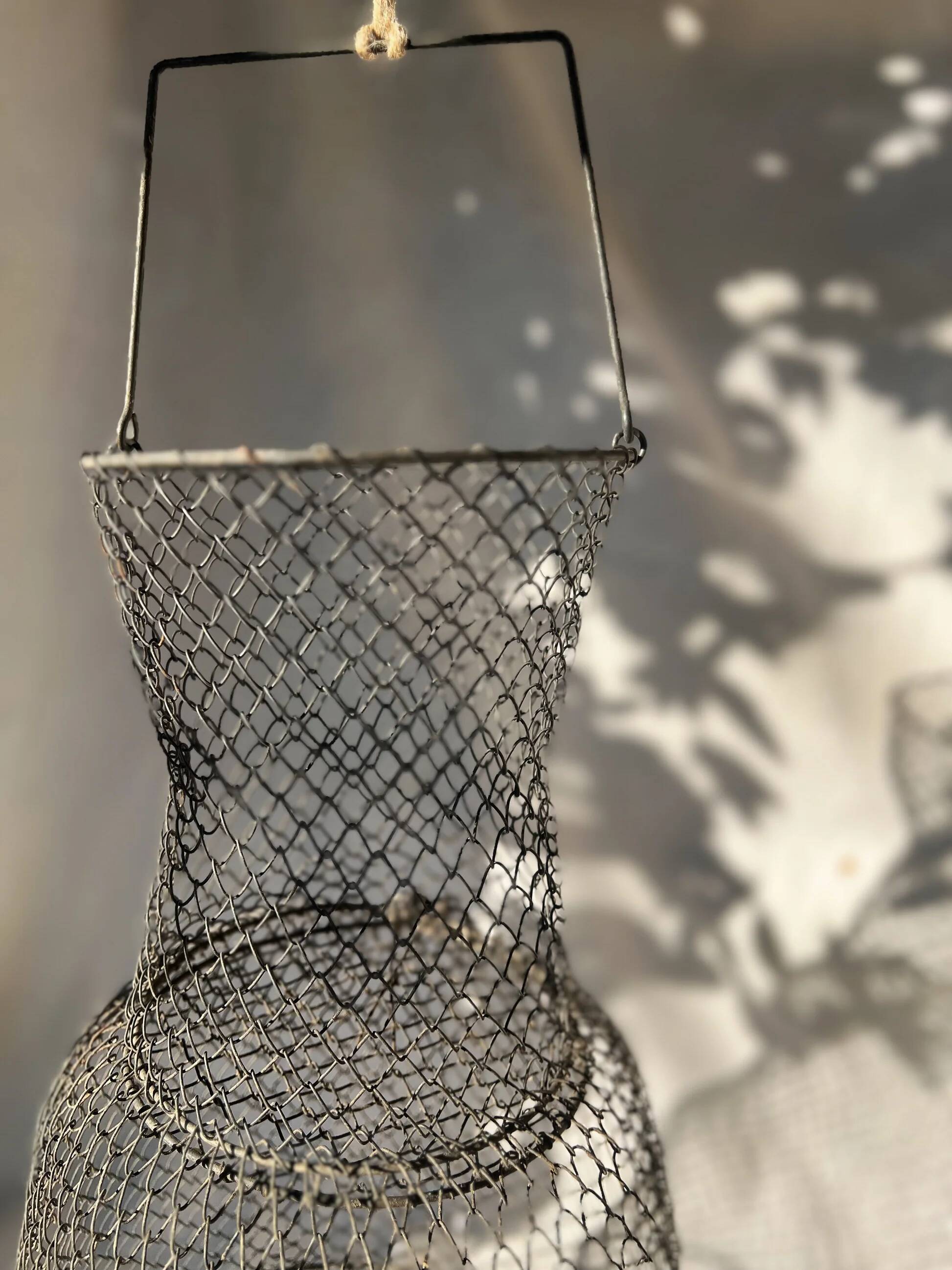 Grand panier de pêche français ancien en fil de fer