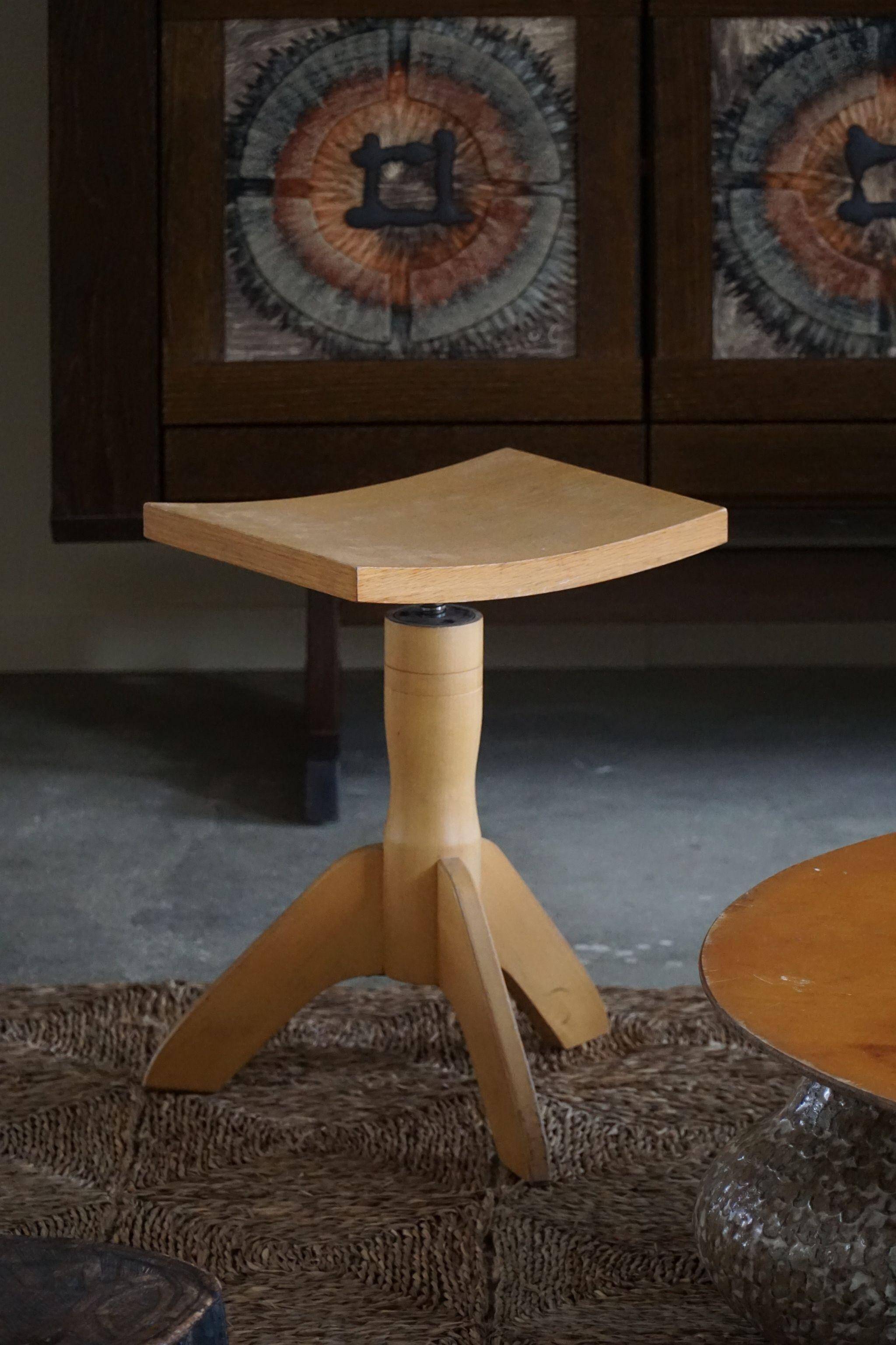Swivelling tripod stool in elm, mid-century Danish design, 1970s.