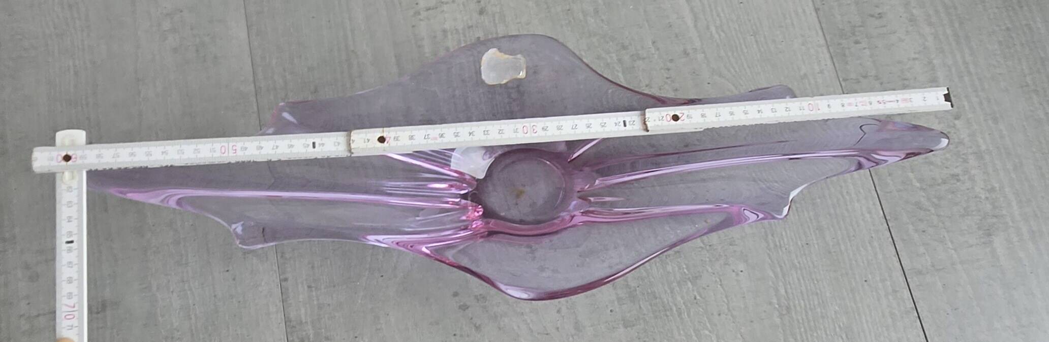 The centrepiece is a vintage creation in crystal from Val Saint Lambert.