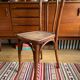 Chaise en bois foncé