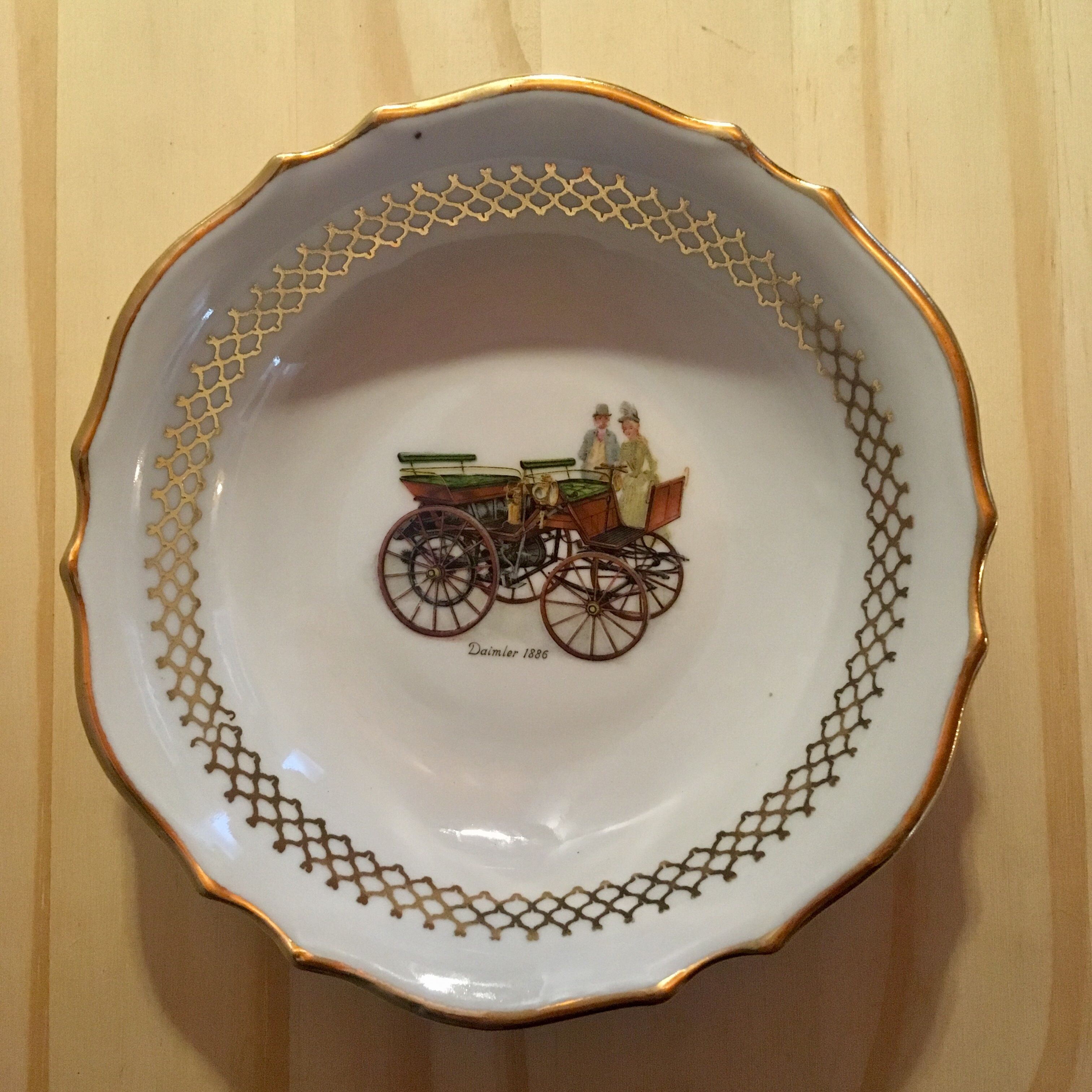 6 small hollow plates in white porcelain pattern vintage cars