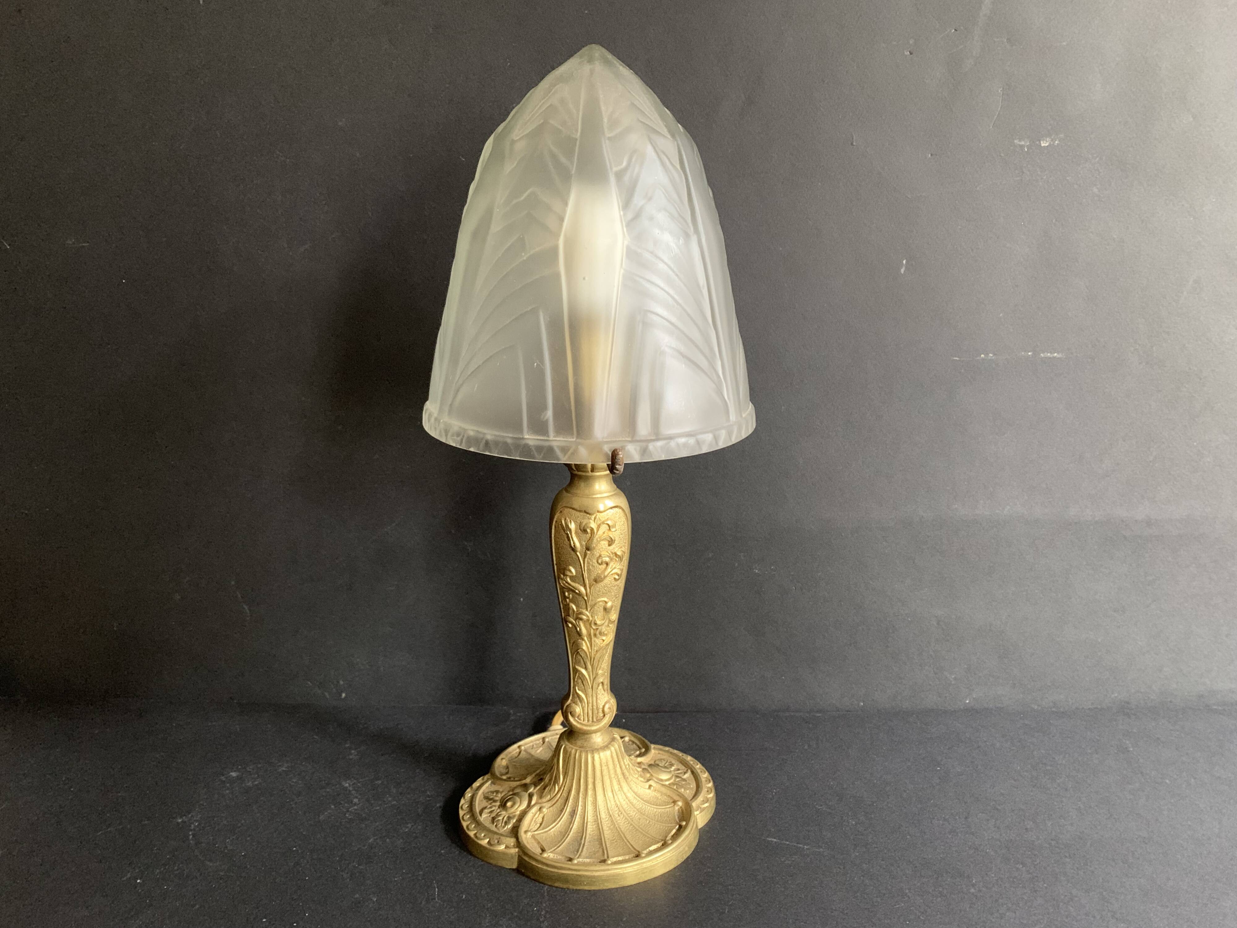 Lampe de table Art Nouveau en bronze doré et globe en verre pressé moulé