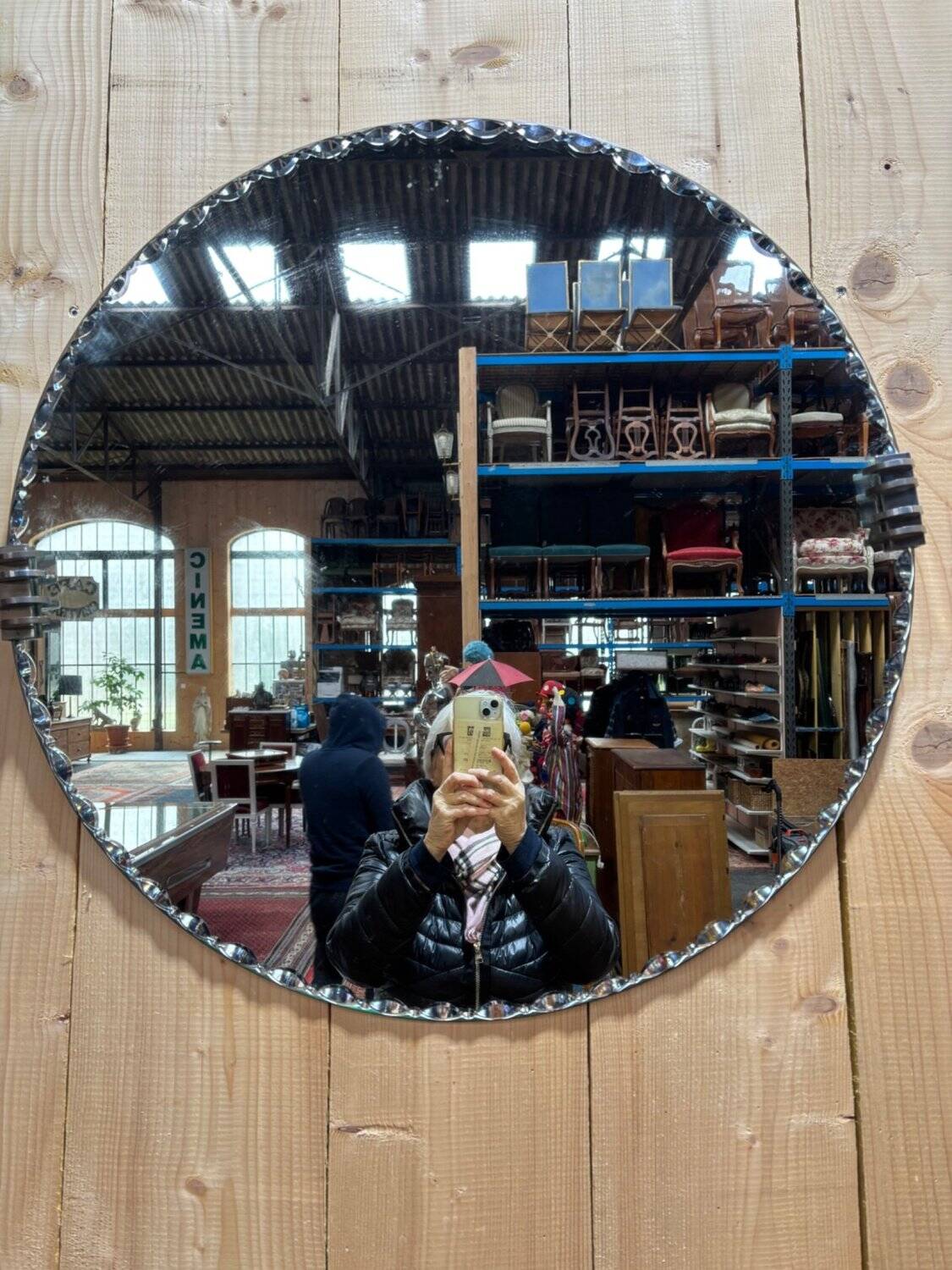 Round Art Deco mirror from the 1940s/50s with a bevelled edge.