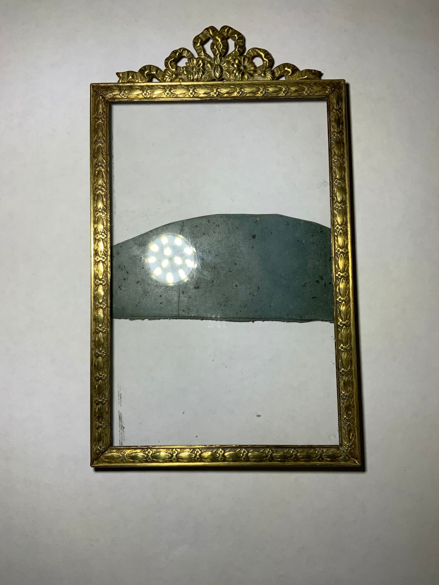 Old photo frame in golden brass floral decoration and small knot 18th With glass