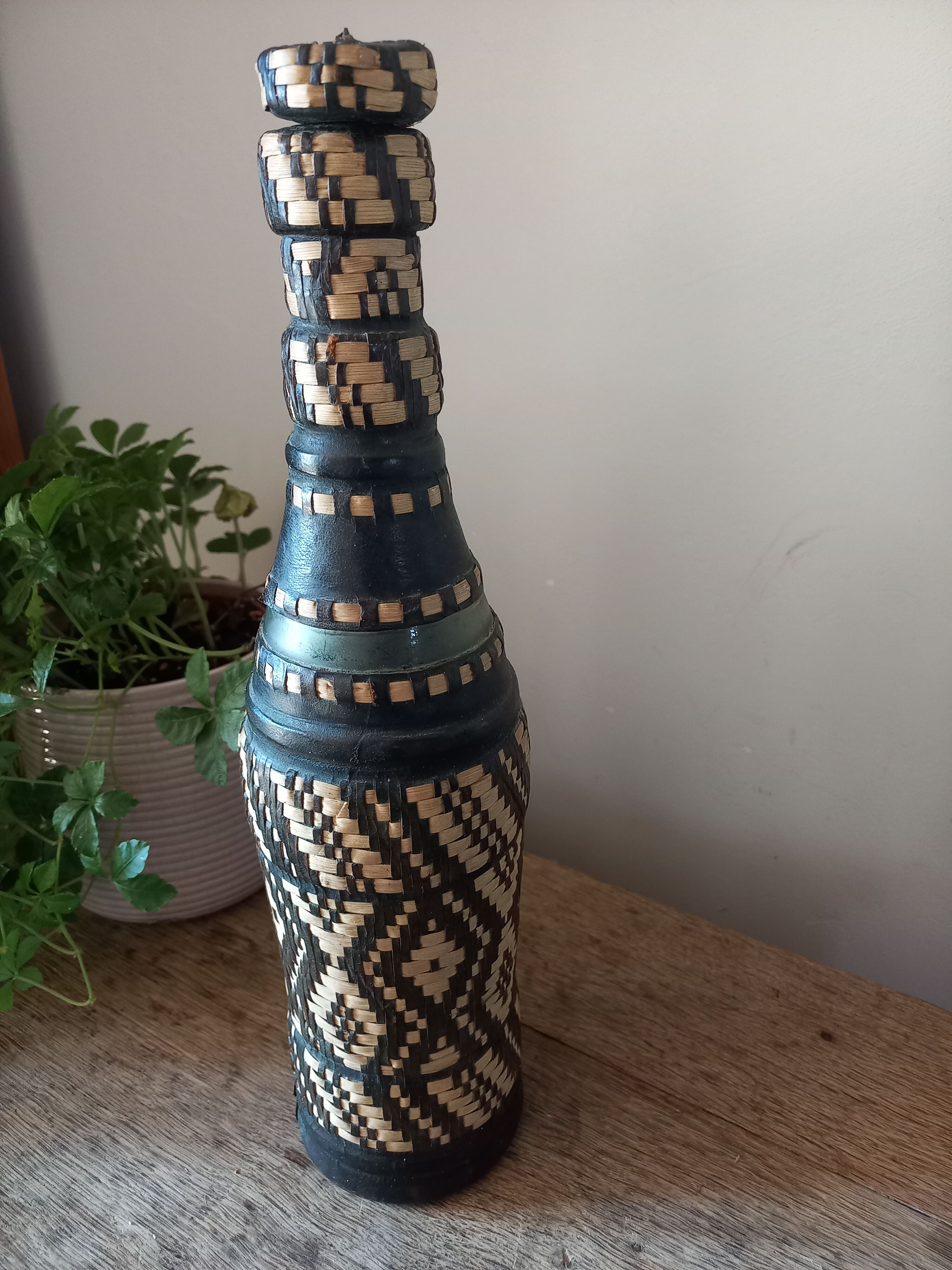 Bottle vase sheathing braided basketry and leather Ethnic Crafts