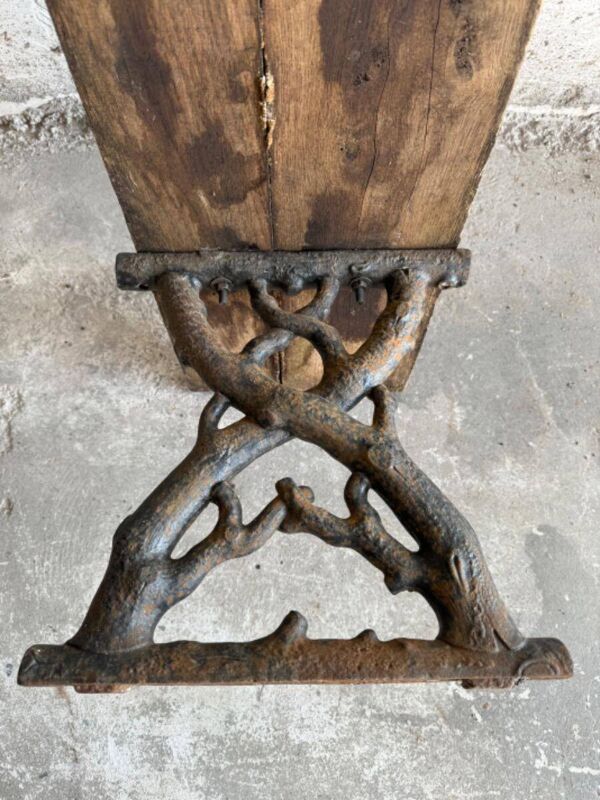 Banc de jardin ancien en bois brun foncé et fonte noire avec assise en bois massif patiné