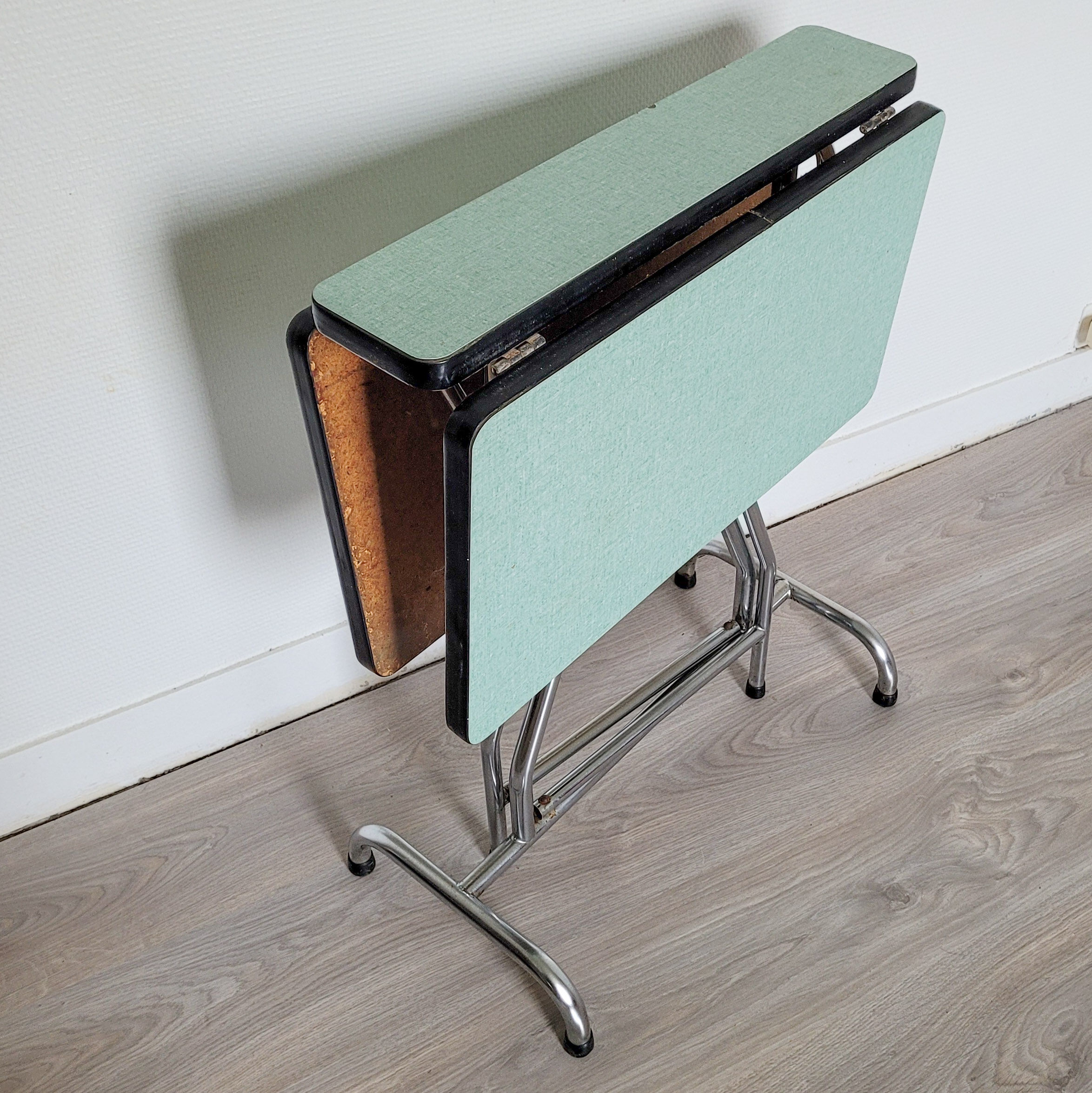 Folding table in formica