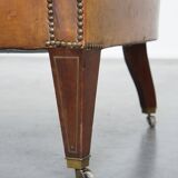 Fauteuil chesterfield sur roulettes en cuir de mouton