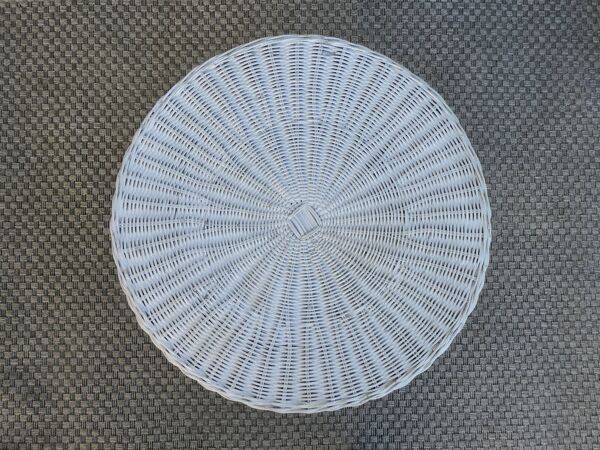 Guéridon rond en rotin blanc, avec rangement dessous, vers 1970