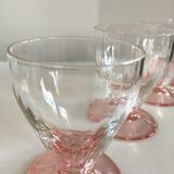 Lot of water in white and pink glass glasses