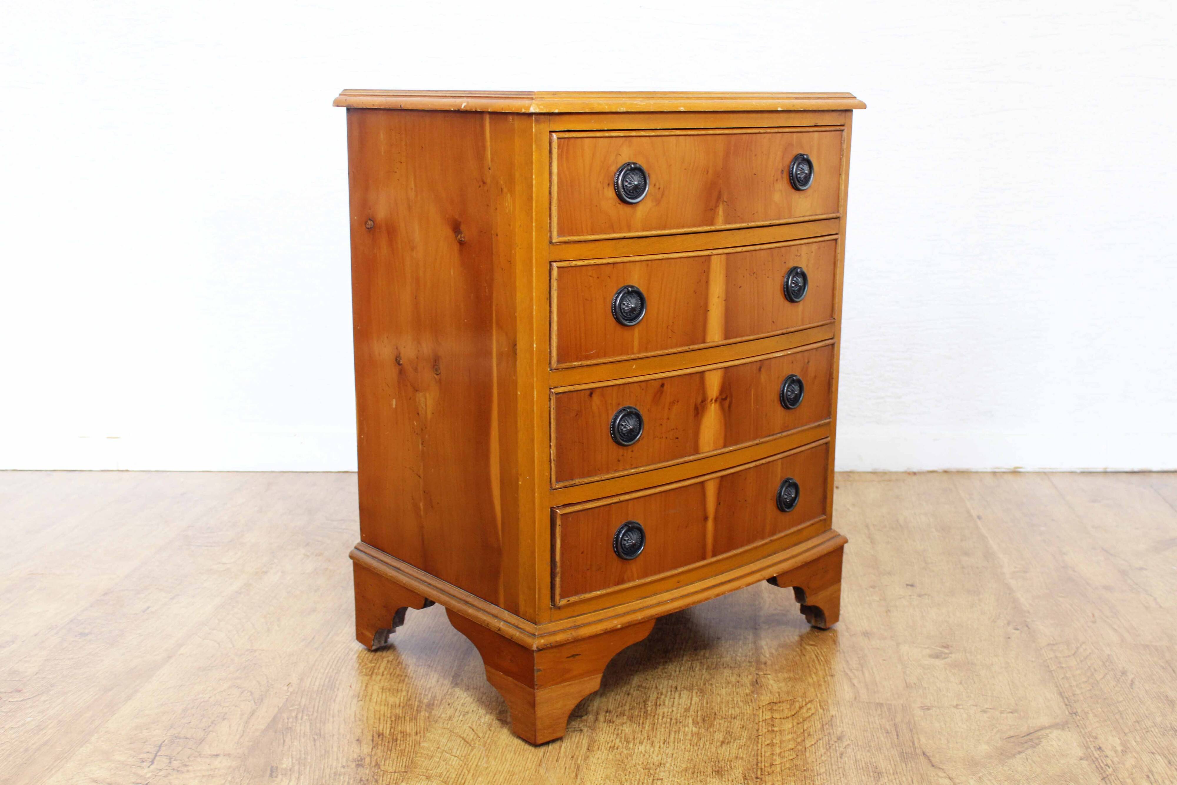 Small vintage chest of drawers