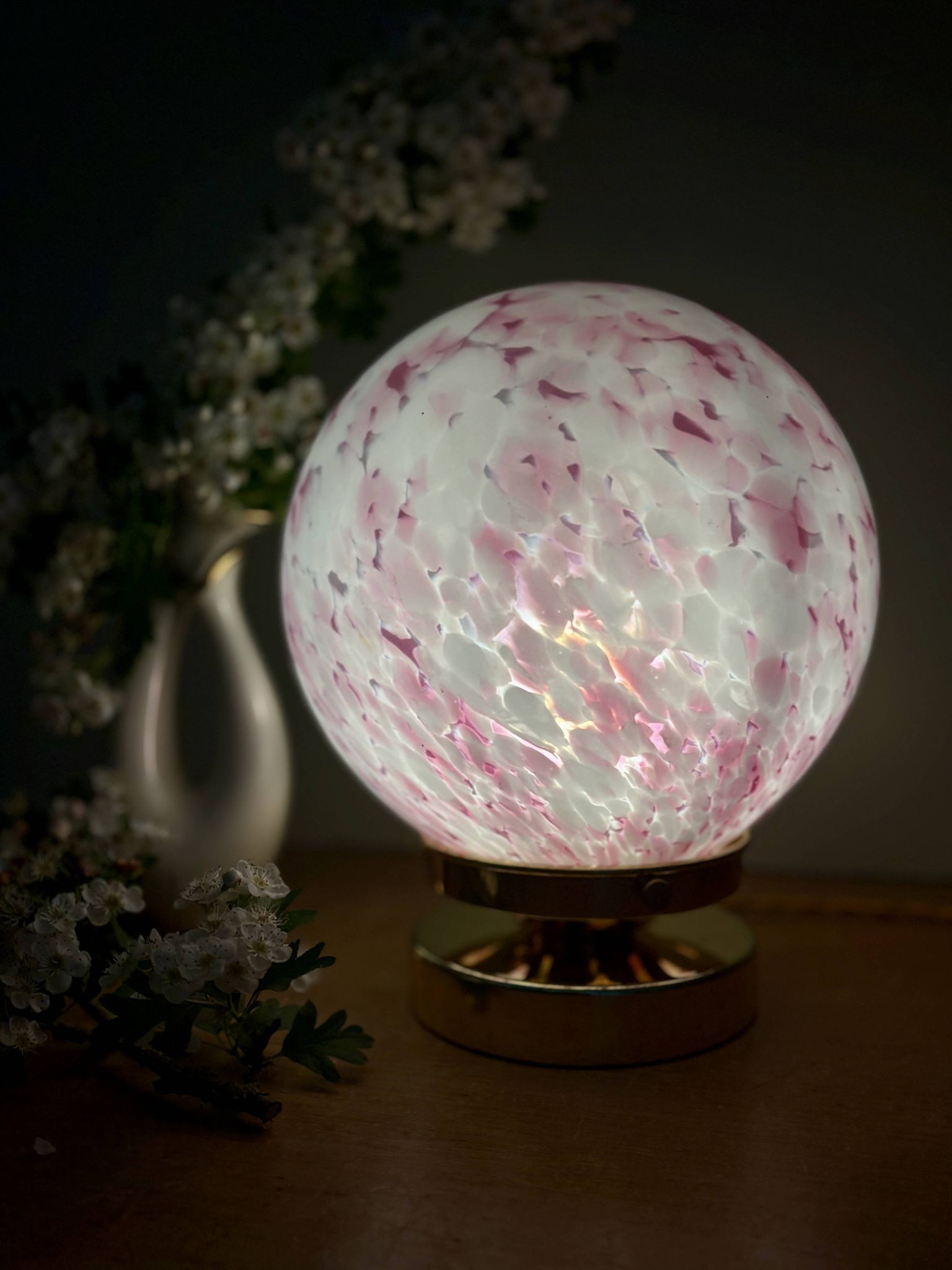 Lampe à poser globe vintage en verre rose et blanc