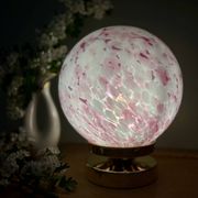 Lampe à poser globe vintage en verre rose et blanc