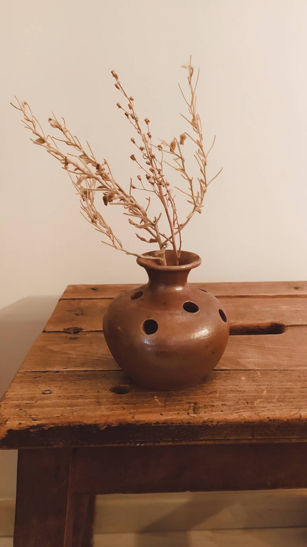 Vase pique fleurs en grès