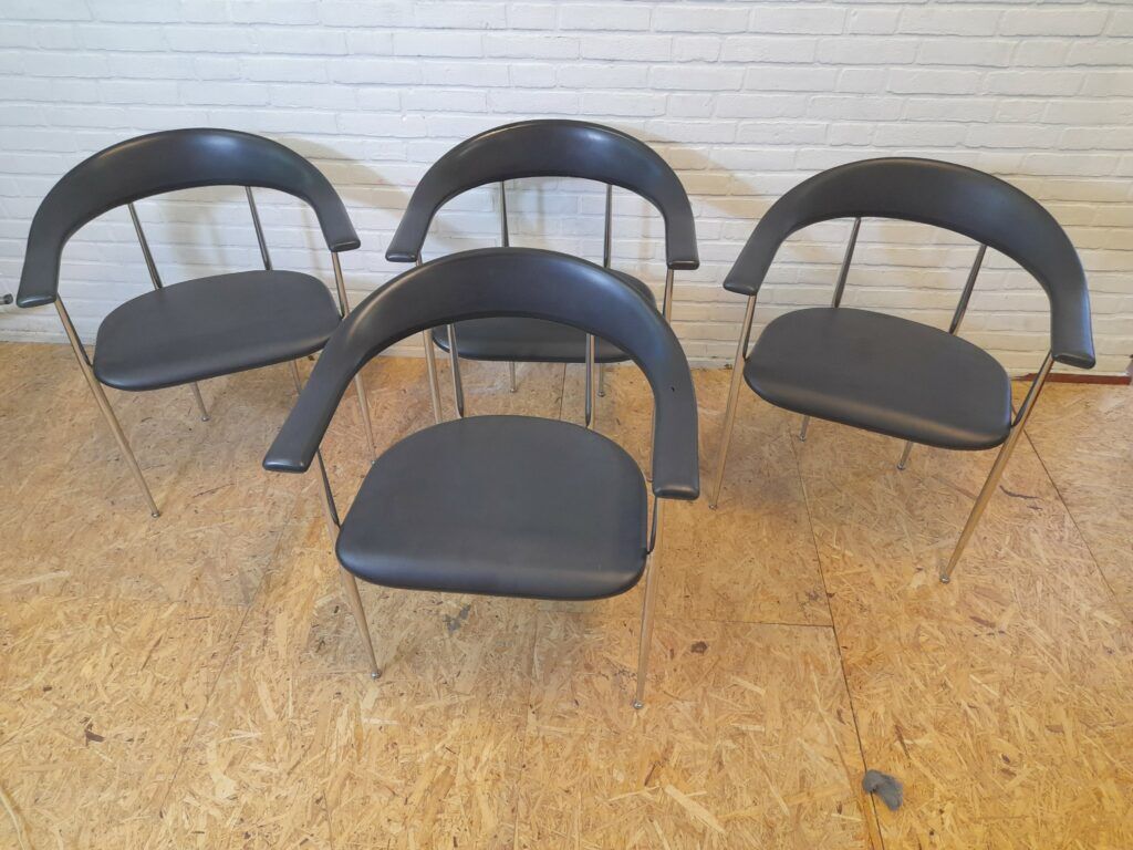 Set of 4 Fasem P40 dining chairs