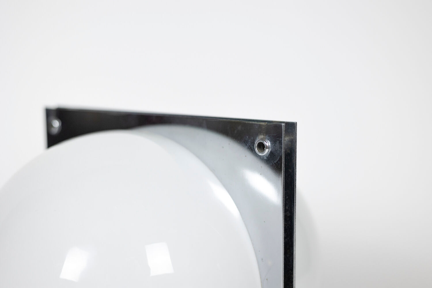 Lampe de table en métal poli et opaline, années 1970