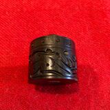 Boite ronde ancienne en ébène sculpté