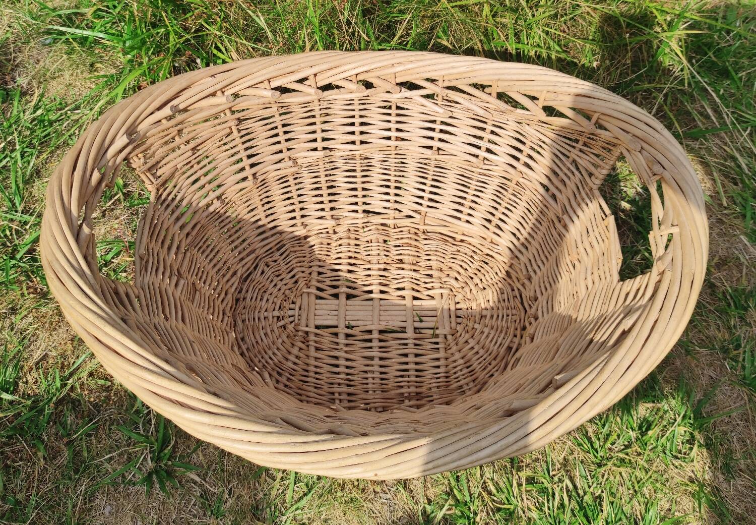 Large vintage wicker/rattan basket