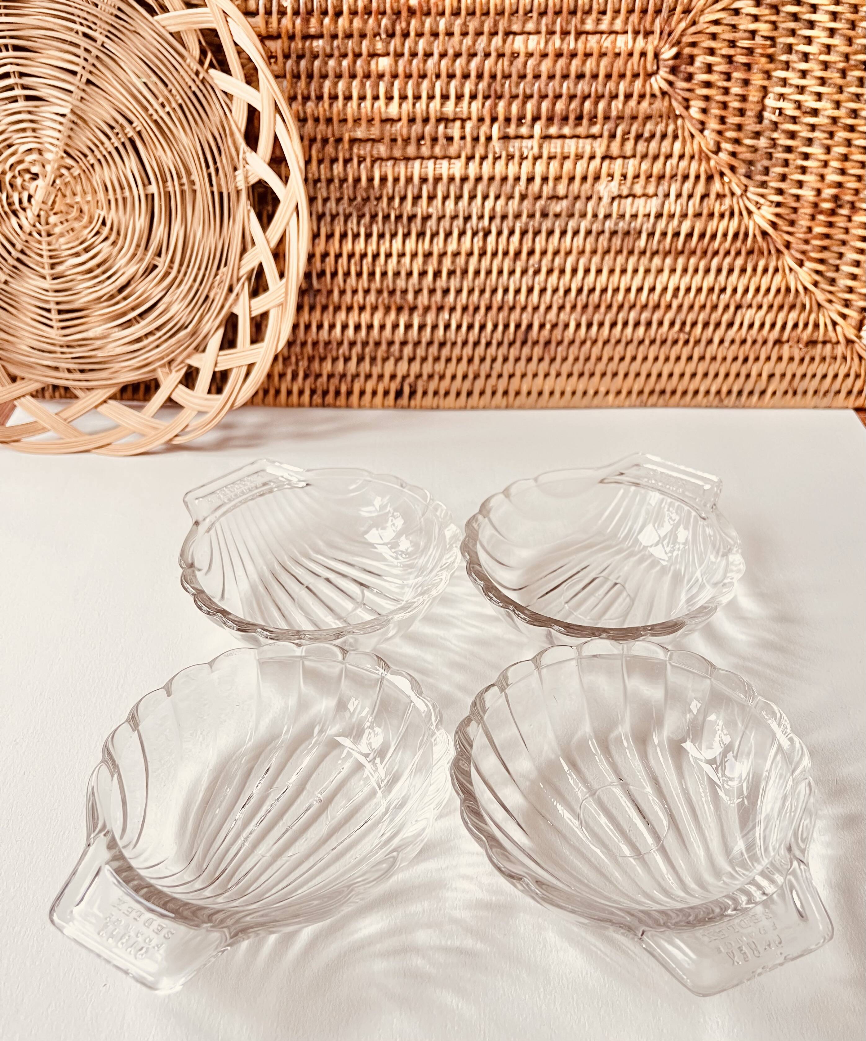 4 shell-shaped cups